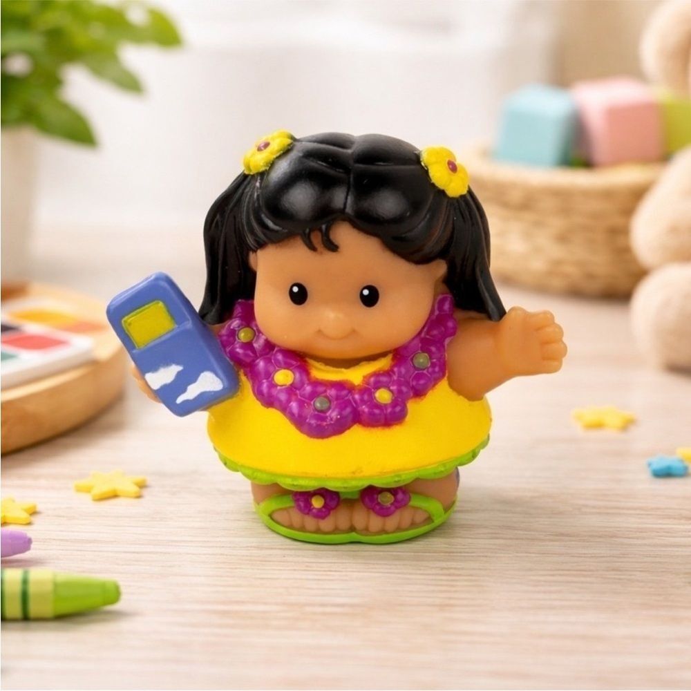 Fisher Price Little People Figure Hawaiian Vacation Girl Cell Phone 2005 Yellow